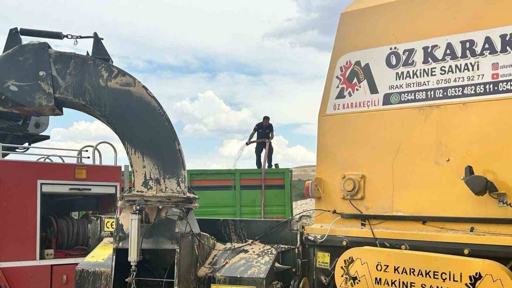 Siirt’te biçerdöverden sıçrayan kıvılcım yangına neden oldu
