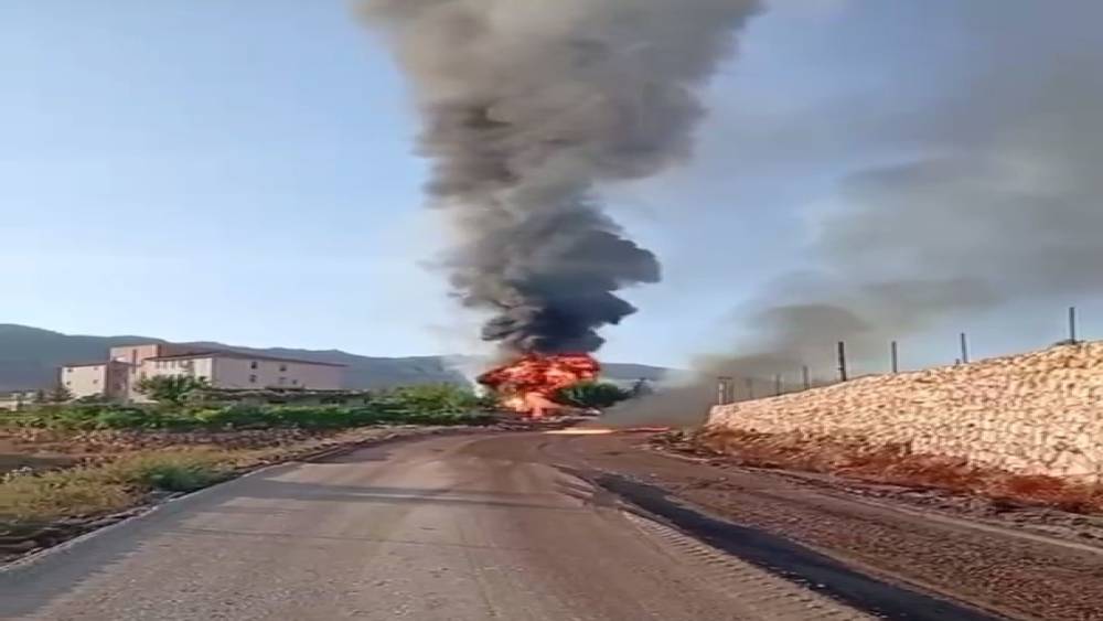 Şırnak’ta yol çalışmasında hasar gören petrol borusu alev aldı

