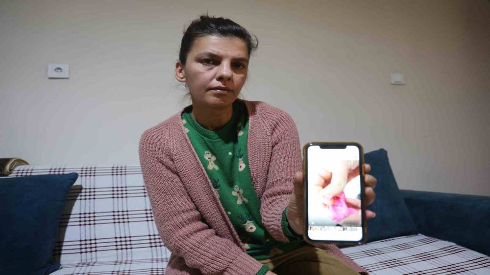 &Ccedil;ocukların hevesle oynadığı oyun hamurundan cam par&ccedil;acıkları &ccedil;ıktı
