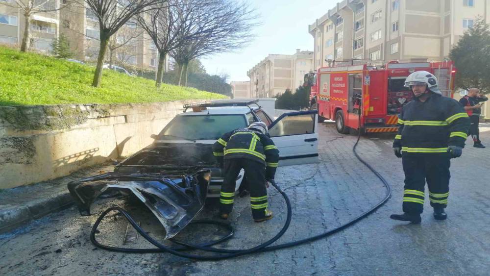 Tokat&rsquo;ta park halindeki otomobil alev alev yandı
