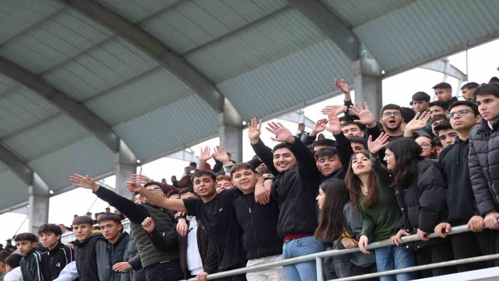 Adana&rsquo;da liseli gen&ccedil;lerin ma&ccedil; heyecanı &ccedil;ıkan kavgayla yarıda kaldı
