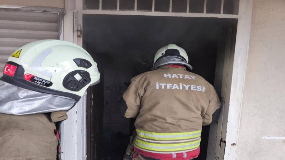 İskenderun’da evin mutfağı alevlere teslim oldu