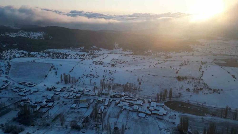 Nisan yağan kar mahalleyi beyaz &ouml;rt&uuml; ile kapladı
