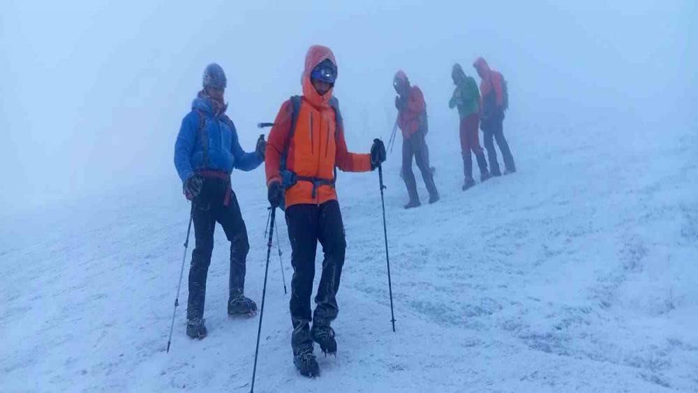 Ağrı Dağı’nda kar ve fırtına, dağcılara zorlu anlar yaşattı
