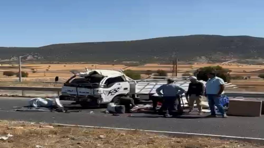 Minibüs ile kamyonet çarpıştı: 2 yaralı
