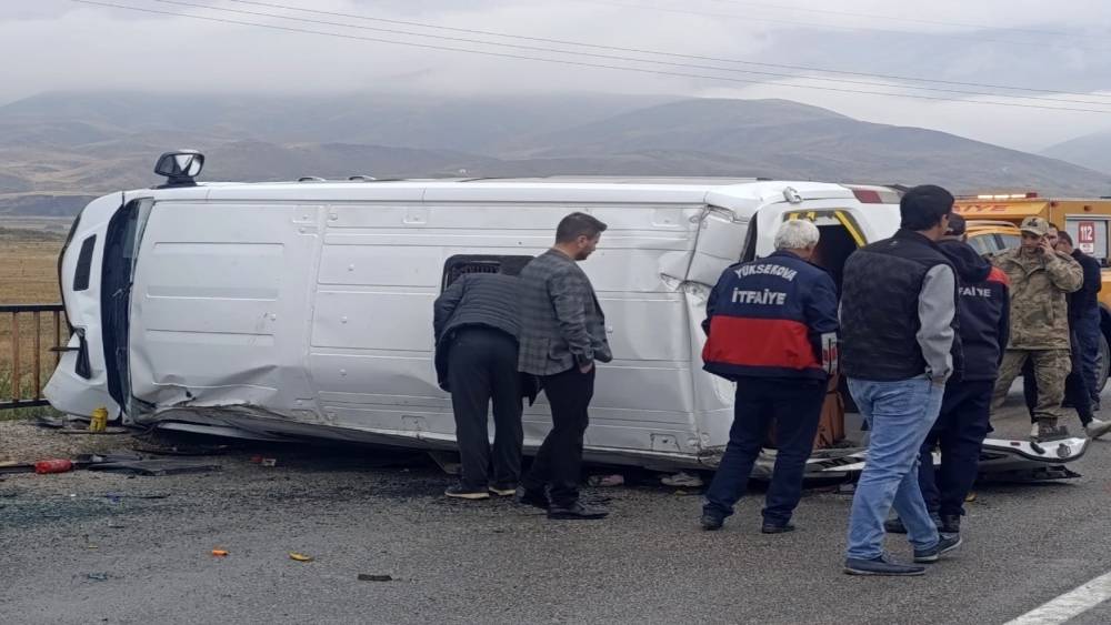 Yüksekova'da Servis Kazası: 10 Öğrenci Yaralandı