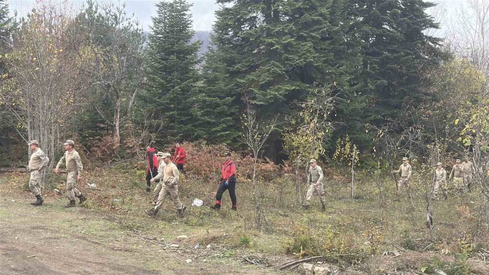Anne ve oğlunun cesedinin bulunduğu bölgede kayıp çanta ile ayakkabı bulundu, telefona ulaşılamadı
