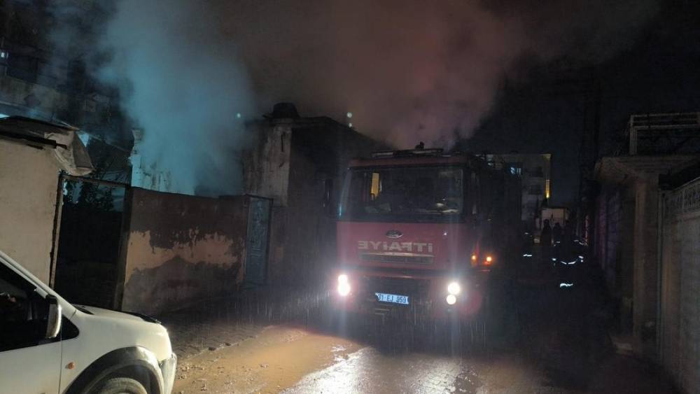 Kırıkhan&rsquo;da metruk binadan alevler y&uuml;kseldi
