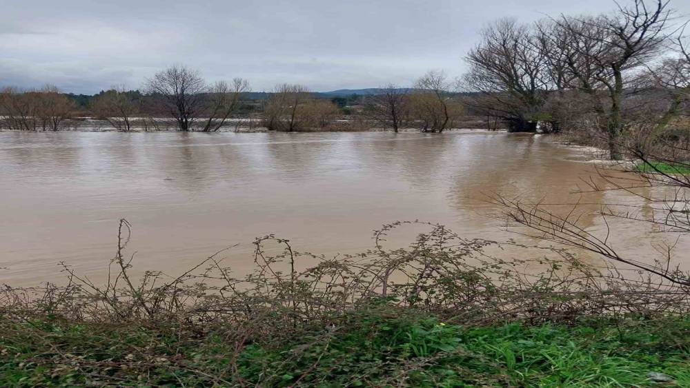 Denizli&rsquo;de Ak&ccedil;ay Deresi taştı, yol trafiğe kapandı
