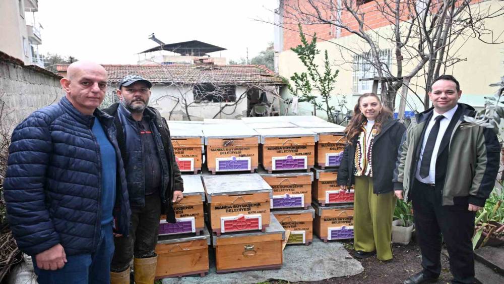 Kovanları sele kapılan Salihlili arıcıya, b&uuml;y&uuml;kşehirden destek
