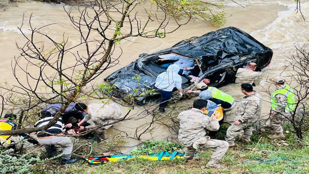 Gümüşhane’de otomobil dereye uçtu aynı aileden 1 çocuk öldü, 4 kişi yaralandı

