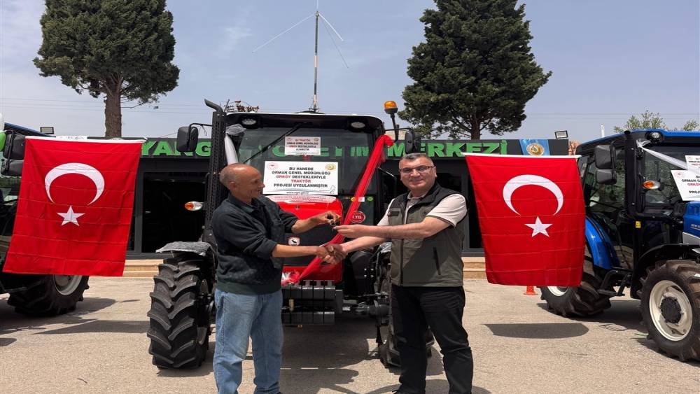 Mut&rsquo;ta orman k&ouml;yl&uuml;s&uuml;ne trakt&ouml;r desteği
