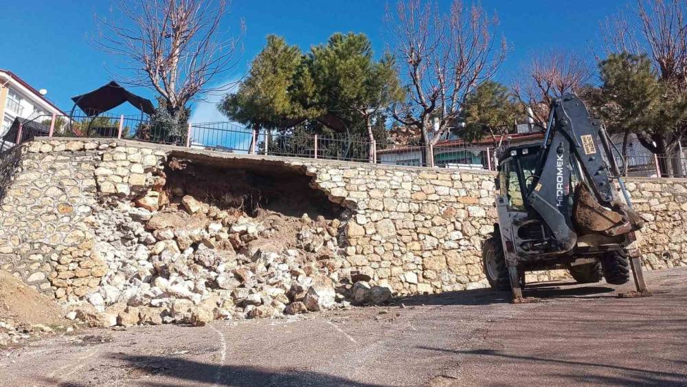 Ermenek&rsquo;te seyir terasının istinat duvarı yıkıldı
