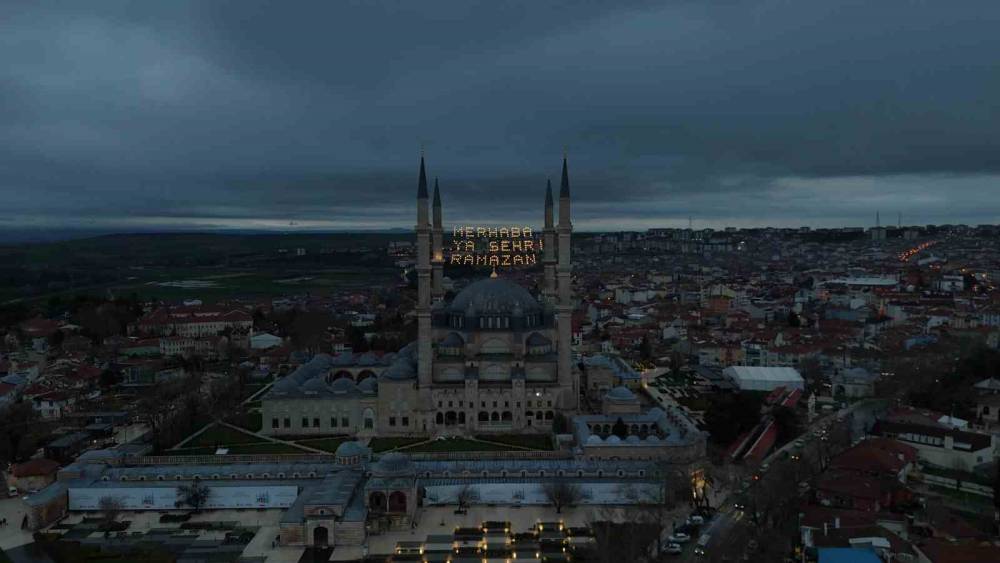 Selimiye Camii&rsquo;nin minarelerine Ramazan mahyası asıldı
