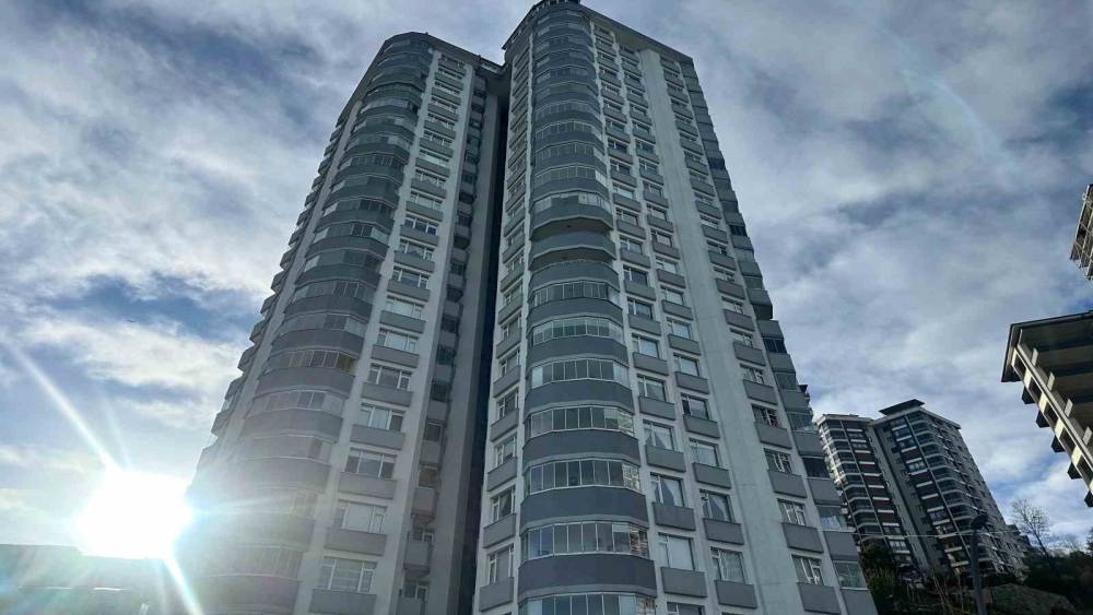 Rize&rsquo;de binanın 10. katından d&uuml;şen akademisyen yaşamını yitirdi
