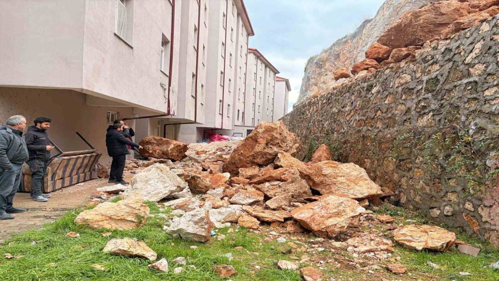 Eğirdir&rsquo;de yuvarlanan kayaların tehdit ettiği bina tahliye edildi
