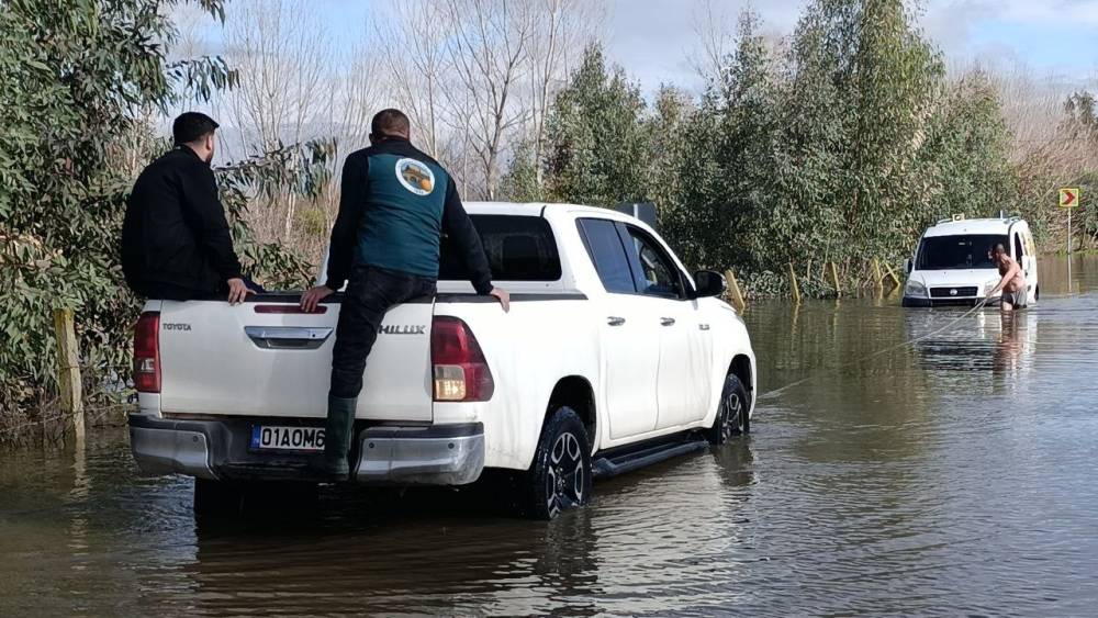 Kozan&rsquo;da sel sularında mahsur kalan ara&ccedil;ları ekipler kurtardı
