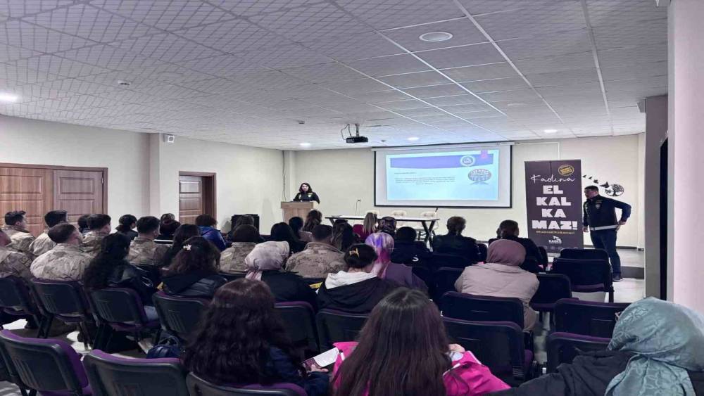 Pülümür’de ‘Aile İçi ve Kadına Karşı Şiddetle Mücadele’ semineri
