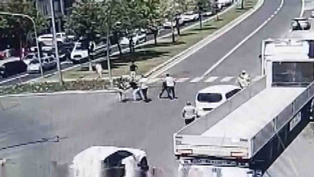 Trafikte ‘niye yavaş gidiyorsun’ kavgası
