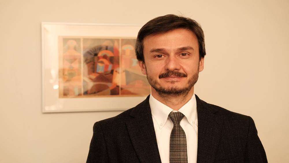 Uzun ekran s&uuml;resi, g&ouml;zde i&ccedil;e kaymaya neden oluyor
