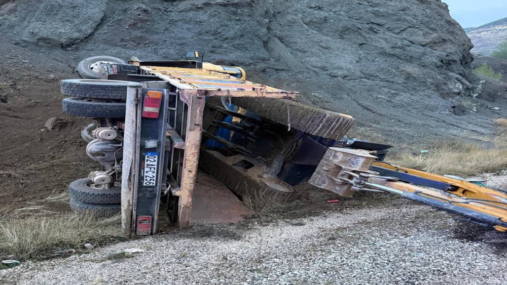İş makinesi yüklü kamyon şarampole devrildi!