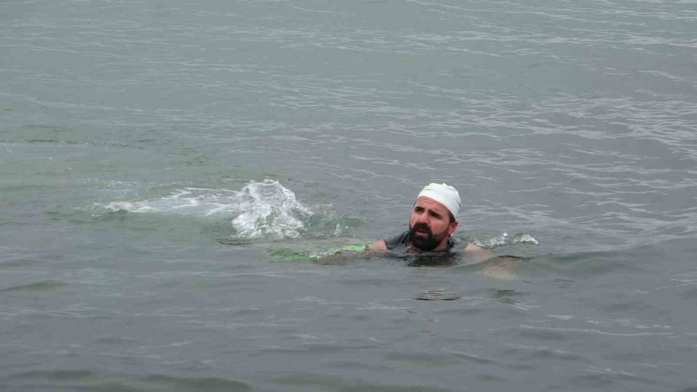 Dondurucu soğuğa meydan okudu: Van G&ouml;l&uuml;&rsquo;nde şifa kula&ccedil;ları
