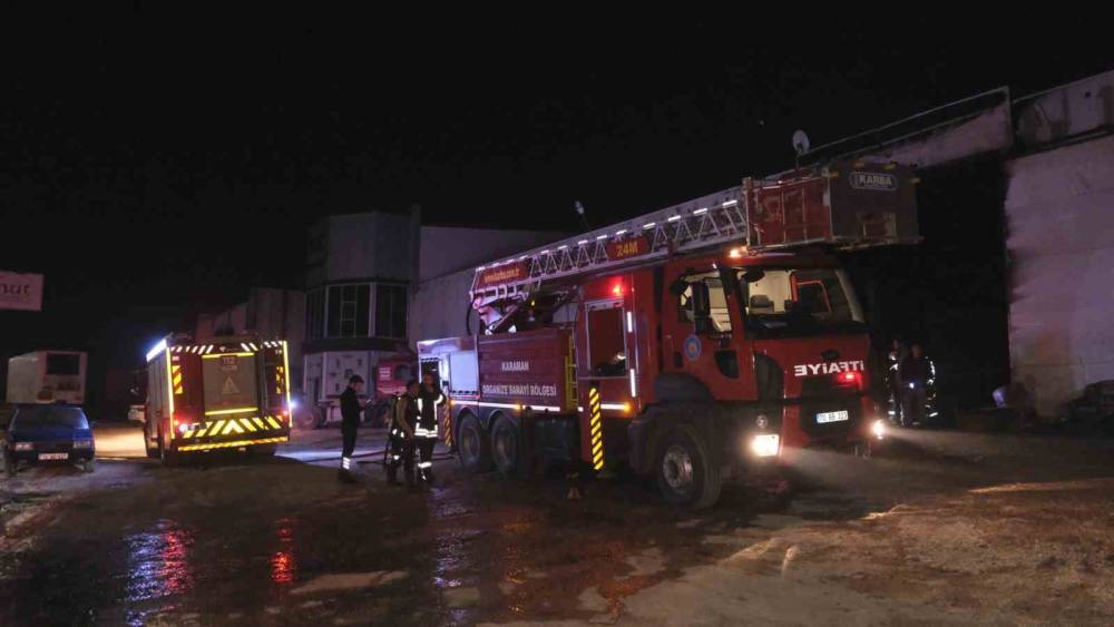 Karaman&rsquo;da dorse &uuml;retim fabrikasında yangın paniği
