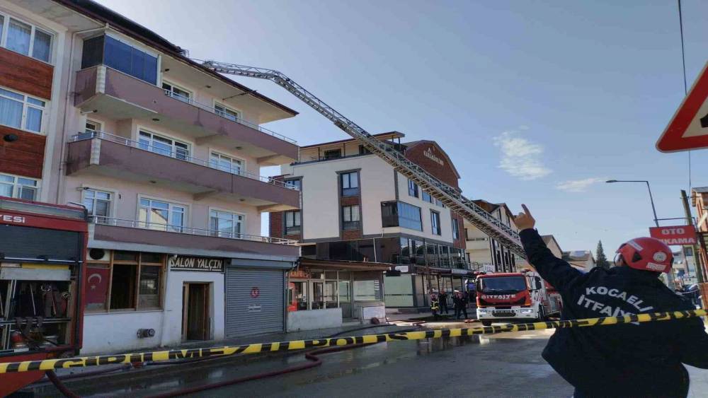 &Ccedil;atı katı alevlere teslim oldu
