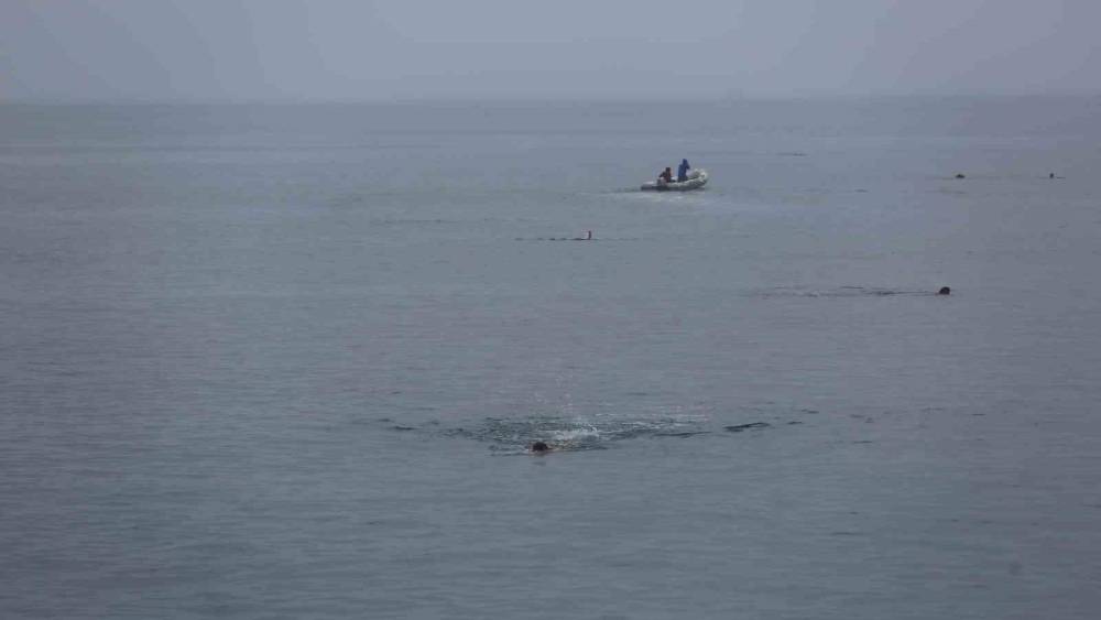 15 Temmuz için Karadeniz’de 4 kilometre boyunca yüzdüler
