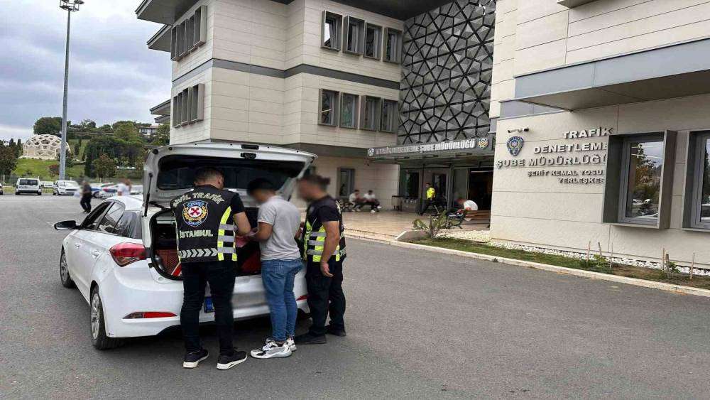 Şile Otoyolu&rsquo;nda ayaklarıyla direksiyonu tutan s&uuml;r&uuml;c&uuml; ehliyetinden oldu
