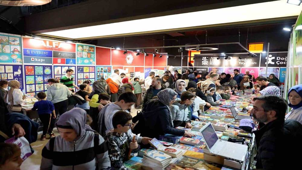 "Sakarya &Ccedil;ocuk Edebiyatı Fuarı" hafta sonu yoğun ilgi g&ouml;rd&uuml;
