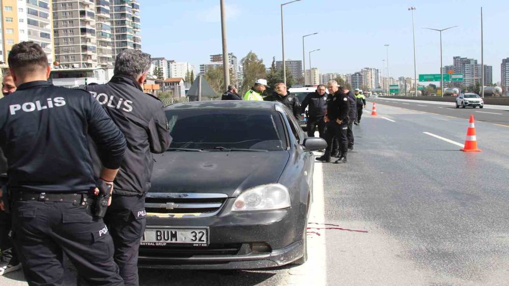 Otoyolda ara&ccedil; i&ccedil;inde sır &ouml;l&uuml;m: Başından t&uuml;fekle vurulmuş halde bulundu

