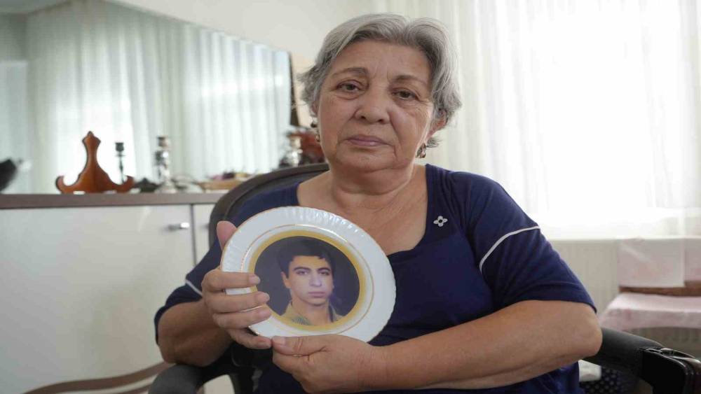 18 mezar a&ccedil;tırdı, oğlunun cenazesine ulaştı
