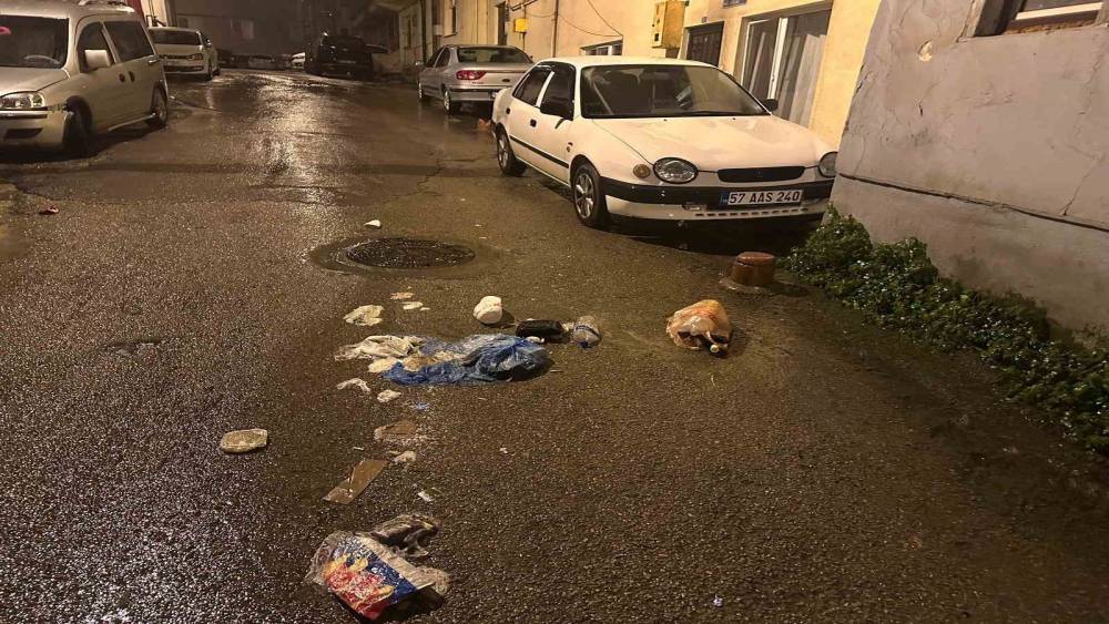 Sinop’ta sokağa bırakılan çöpler tepki çekti
