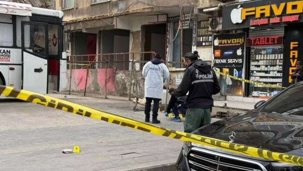 Diyarbakır&rsquo;da &rsquo;tadilat&rsquo; nedeniyle &ccedil;ıkan silahlı kavga kameraya yansıdı
