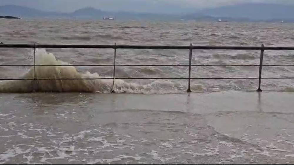 İzmir’de fırtına: Dikili’de deniz seviyesi yükseldi