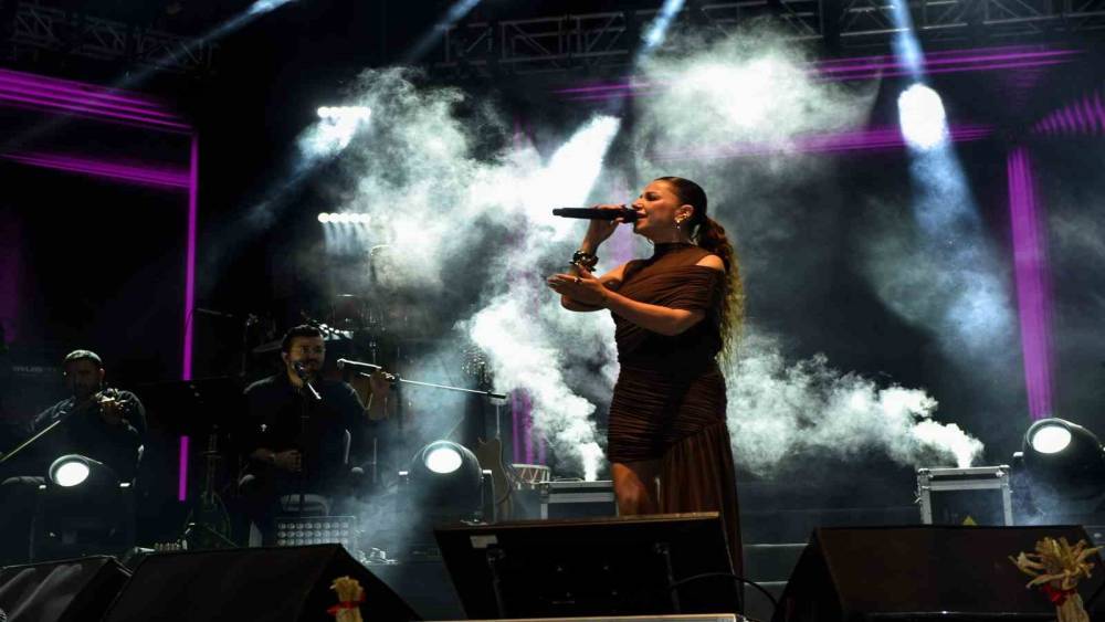 35. Uluslararası Kültür ve Sarımsak Festivali’nde Merve Özbey ve Hasan Yılmaz rüzgarı esti
