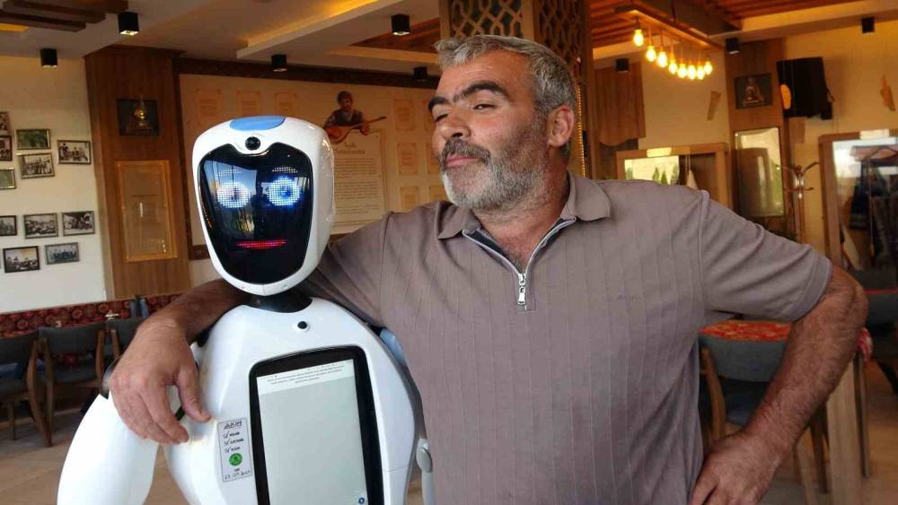 Erzurumlular robot Şukufe&rsquo;yi &ccedil;ok sevdi: "Ağzı olsa cağ kebabı yiyecek"
