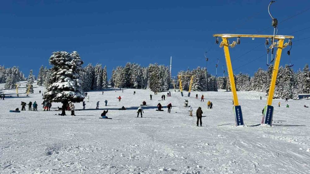 Uludağ&rsquo;da s&ouml;mestr ve hafta sonu yoğunluğu birleşti
