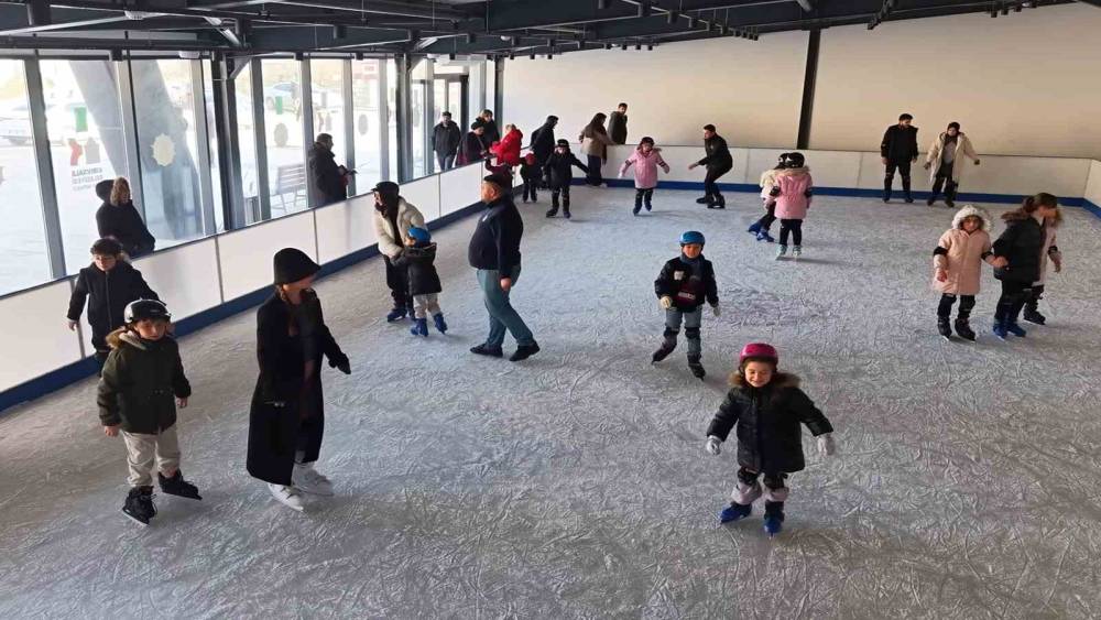 &Uuml;cretsiz buz pisti &ccedil;ocukların y&uuml;z&uuml;n&uuml; g&uuml;ld&uuml;rd&uuml;
