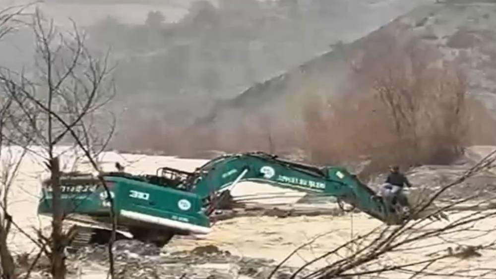 Mahsur kalan vatandaş iş makinesi ile kurtarıldı