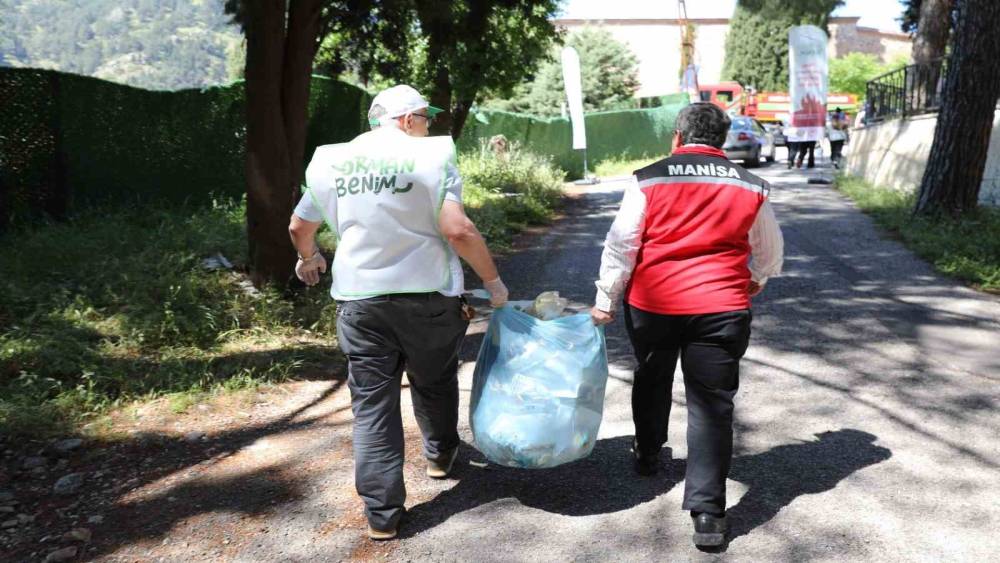 Manisa&rsquo;da ormanlık alanda y&uuml;zlerce kilo &ccedil;&ouml;p toplandı
