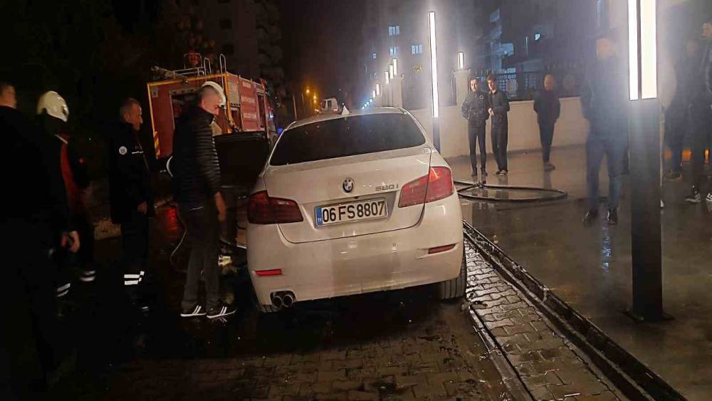 Mardin&rsquo;de l&uuml;ks otomobil alev alev yandı
