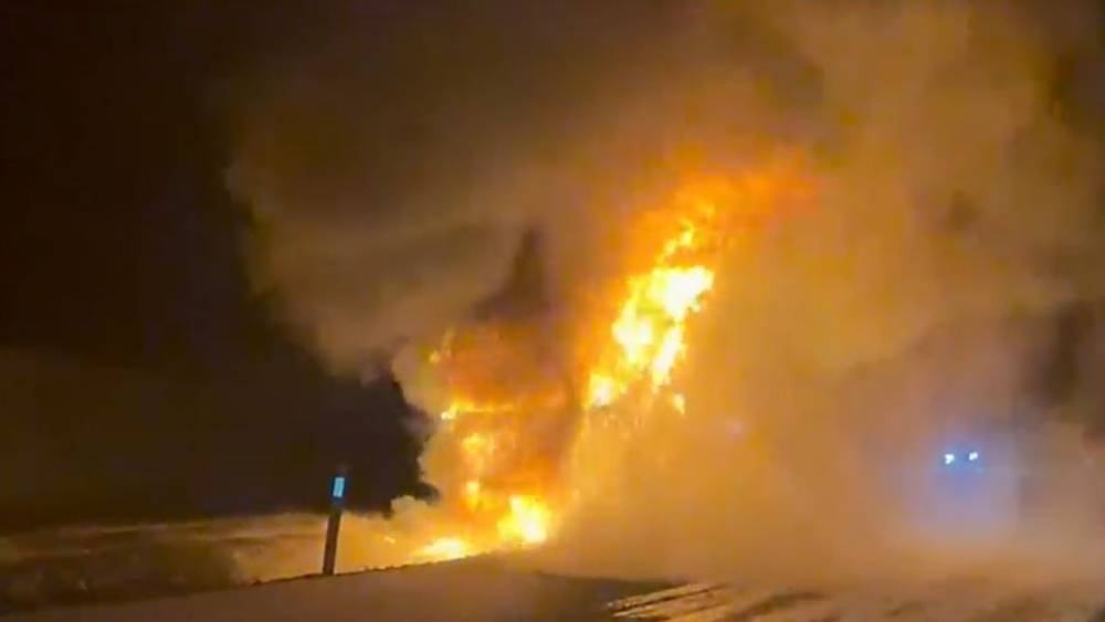 Seyir halindeki tır alev topuna d&ouml;nd&uuml;: S&uuml;r&uuml;c&uuml; son anda kurtuldu
