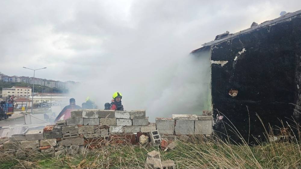 Bandırma&rsquo;da metruk binada soba yangını, 1 kişi dumandan etkilendi
