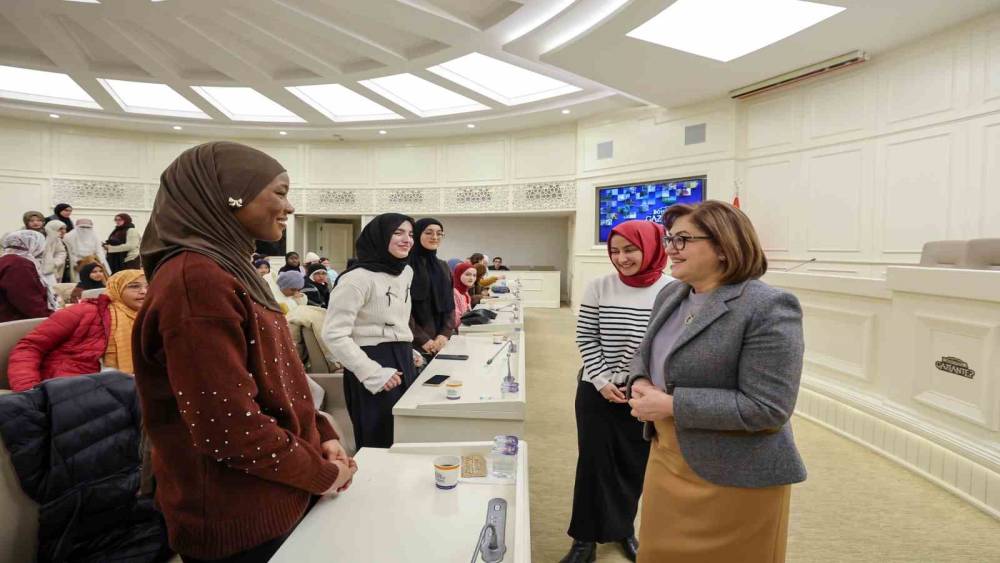 60 &uuml;lkeden 120 k&uuml;lt&uuml;r el&ccedil;isi Gaziantep&rsquo;i keşfe geldi
