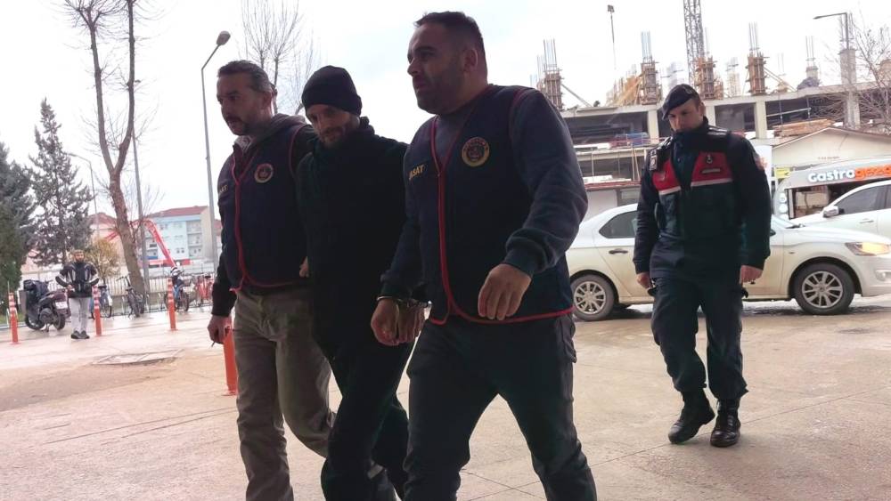 Tekel bayiye t&uuml;fekle ateş a&ccedil;ıp 2 kişiyi yaralayan cezaevi firarisi yakalandı
