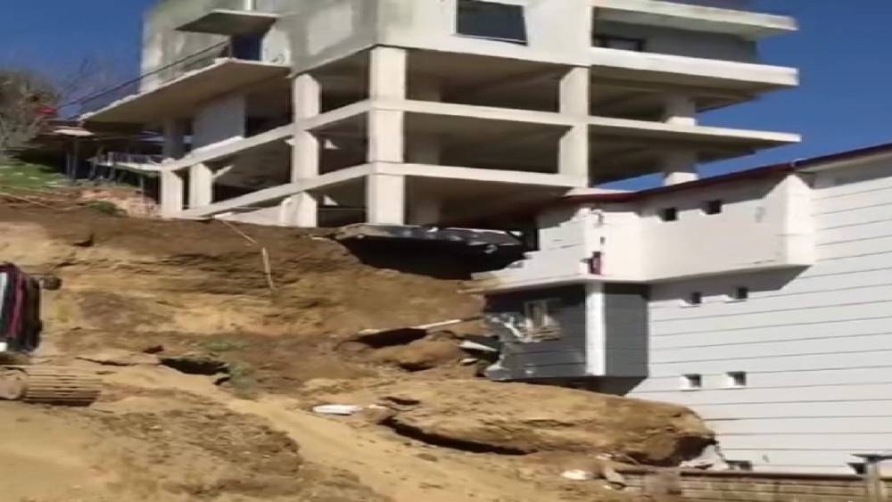 İnşaat kazısından kopan kaya bitişik binanın üzerine düştü