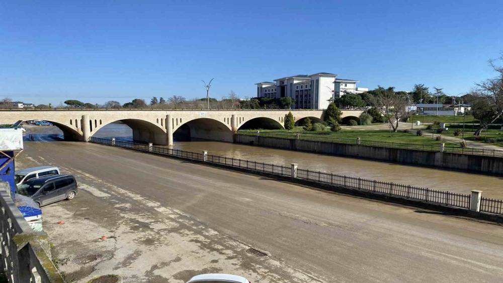 Biga&rsquo;da taşan Kocabaş &Ccedil;ayı normale d&ouml;nd&uuml;
