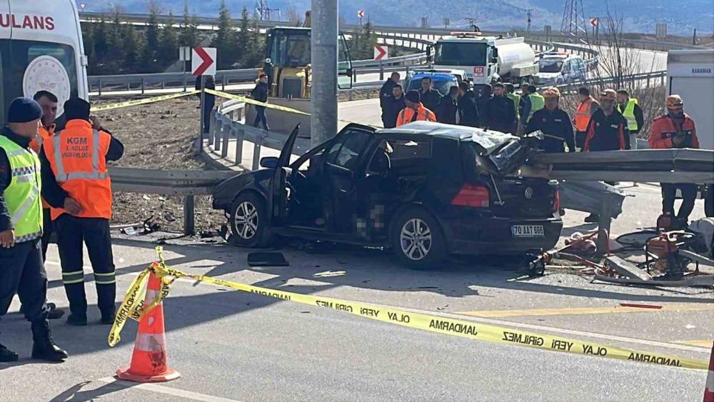 Otomobil bariyerlere ok gibi saplandı: Anne ve baba öldü, kız çocukları yaralandı